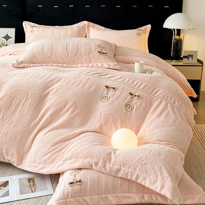 91家纺网 家纺一手货源 找家纺 梵克保罗 2025新款法式轻奢全消光牛奶绒雕花打裥刺绣贴布绣MIU四件套-缪斯（带包装） 缪斯-宁静粉