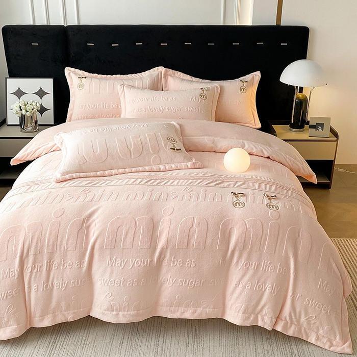 91家纺网 家纺一手货源 找家纺 梵克保罗 2025新款法式轻奢全消光牛奶绒雕花打裥刺绣贴布绣MIU四件套-缪斯（带包装） 缪斯-宁静粉