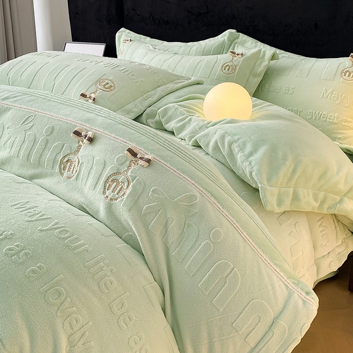 91家纺网 家纺一手货源 找家纺 （总）梵克保罗 2025新款法式轻奢全消光牛奶绒雕花打裥刺绣贴布绣MIU四件套-缪斯（带包装）