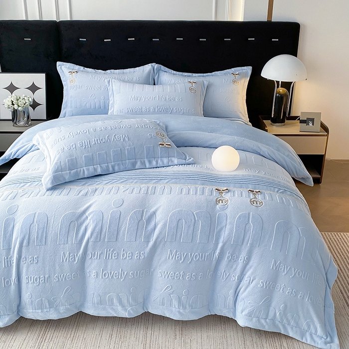 91家纺网 家纺一手货源 找家纺 梵克保罗 2025新款法式轻奢全消光牛奶绒雕花打裥刺绣贴布绣MIU四件套-缪斯（带包装） 缪斯-海水蓝