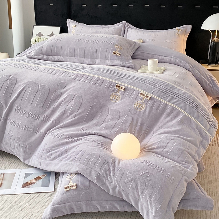 91家纺网 家纺一手货源 找家纺 梵克保罗 2025新款法式轻奢全消光牛奶绒雕花打裥刺绣贴布绣MIU四件套-缪斯（带包装） 缪斯-静谧紫