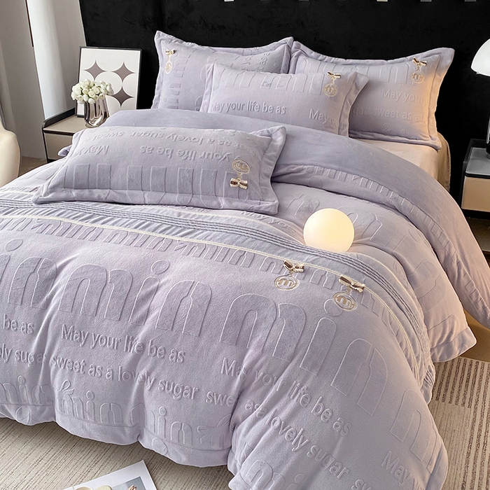 91家纺网 家纺一手货源 找家纺 梵克保罗 2025新款法式轻奢全消光牛奶绒雕花打裥刺绣贴布绣MIU四件套-缪斯（带包装） 缪斯-静谧紫