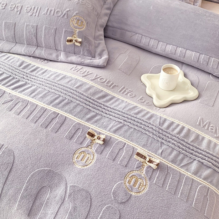 91家纺网 家纺一手货源 找家纺 梵克保罗 2025新款法式轻奢全消光牛奶绒雕花打裥刺绣贴布绣MIU四件套-缪斯（带包装） 缪斯-静谧紫