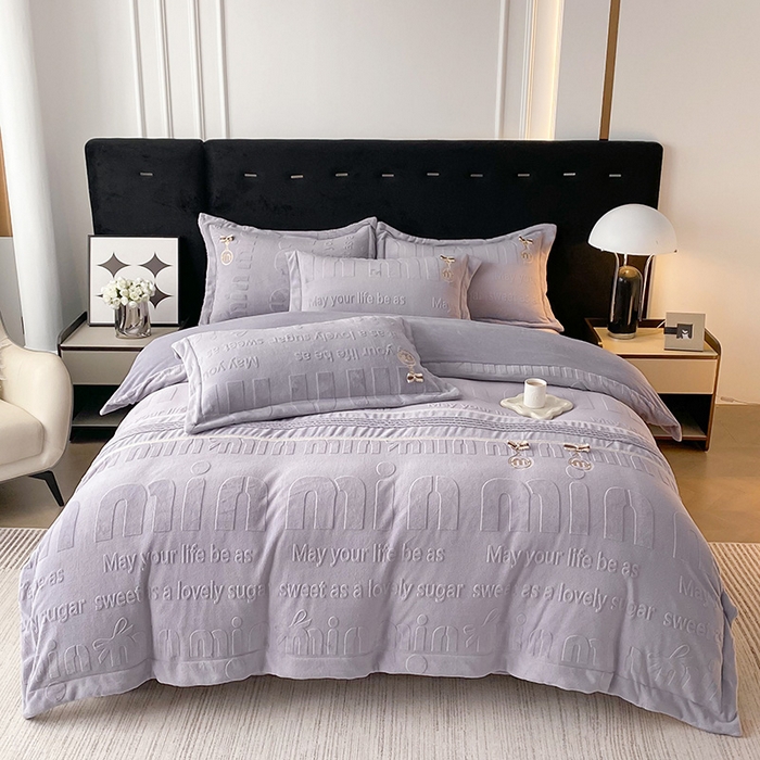 91家纺网 家纺一手货源 找家纺 梵克保罗 2025新款法式轻奢全消光牛奶绒雕花打裥刺绣贴布绣MIU四件套-缪斯（带包装） 缪斯-静谧紫