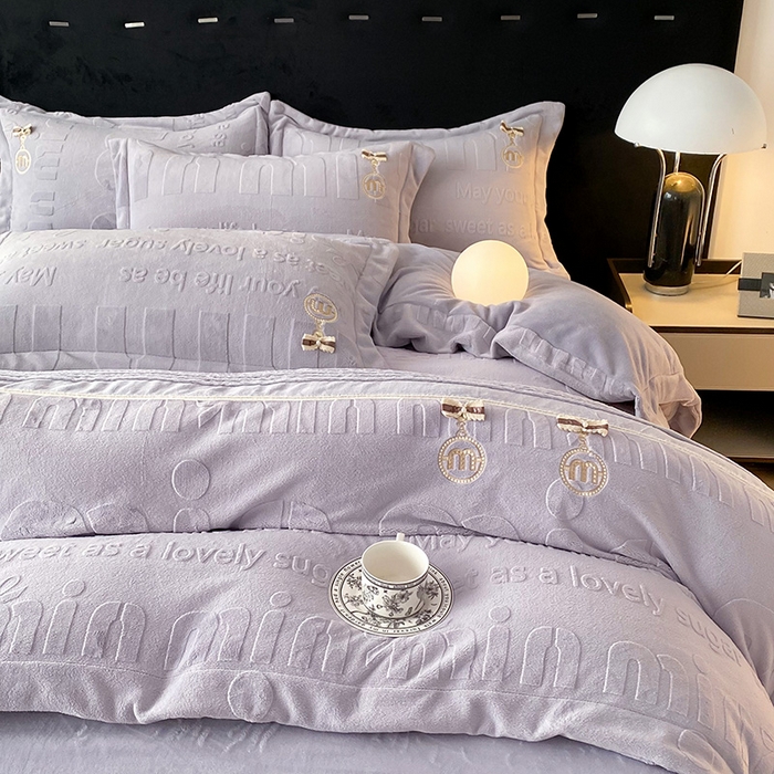 91家纺网 家纺一手货源 找家纺 梵克保罗 2025新款法式轻奢全消光牛奶绒雕花打裥刺绣贴布绣MIU四件套-缪斯（带包装） 缪斯-静谧紫