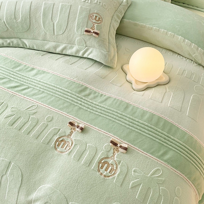 91家纺网 家纺一手货源 找家纺 梵克保罗 2025新款法式轻奢全消光牛奶绒雕花打裥刺绣贴布绣MIU四件套-缪斯（带包装） 缪斯-薄荷绿