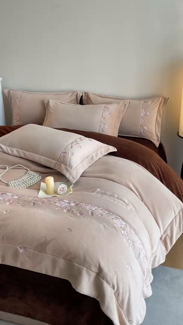 91家纺网 家纺一手货源 找家纺 新方向 2025年 全消光A类刺绣牛奶绒四件套-花意浓 花意浓-香槟咖