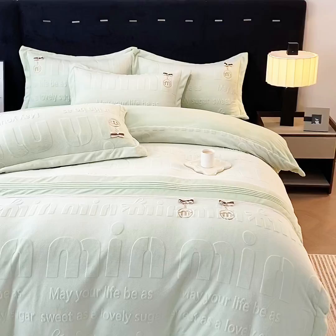 91家纺网 家纺一手货源 找家纺 （总）梵克保罗 2025新款法式轻奢全消光牛奶绒雕花打裥刺绣贴布绣MIU四件套-缪斯（带包装）