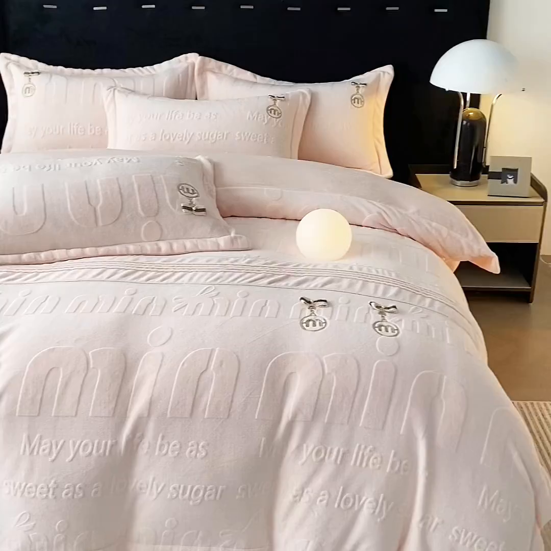 91家纺网 家纺一手货源 找家纺 梵克保罗 2025新款法式轻奢全消光牛奶绒雕花打裥刺绣贴布绣MIU四件套-缪斯（带包装） 缪斯-宁静粉