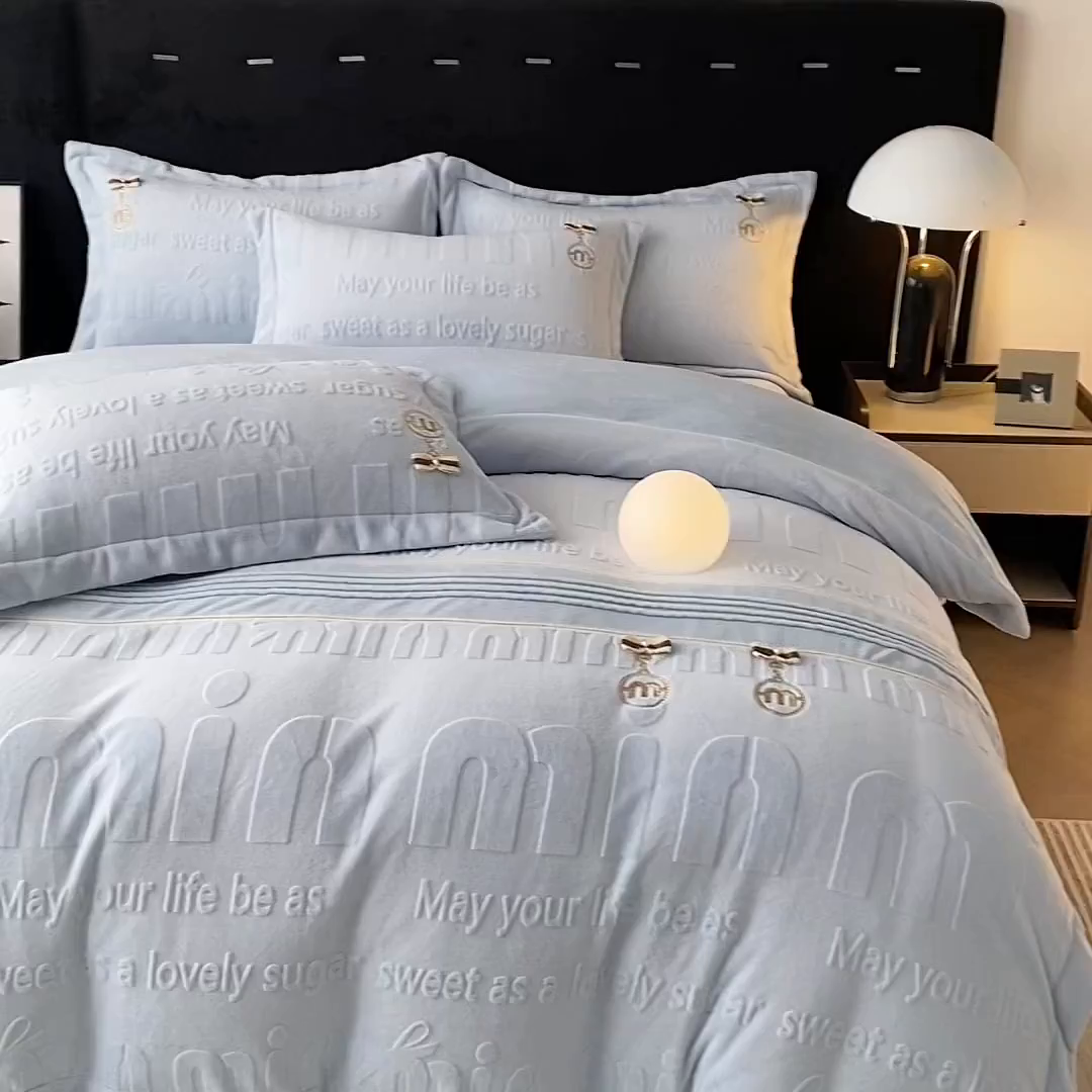 91家纺网 家纺一手货源 找家纺 梵克保罗 2025新款法式轻奢全消光牛奶绒雕花打裥刺绣贴布绣MIU四件套-缪斯（带包装） 缪斯-海水蓝