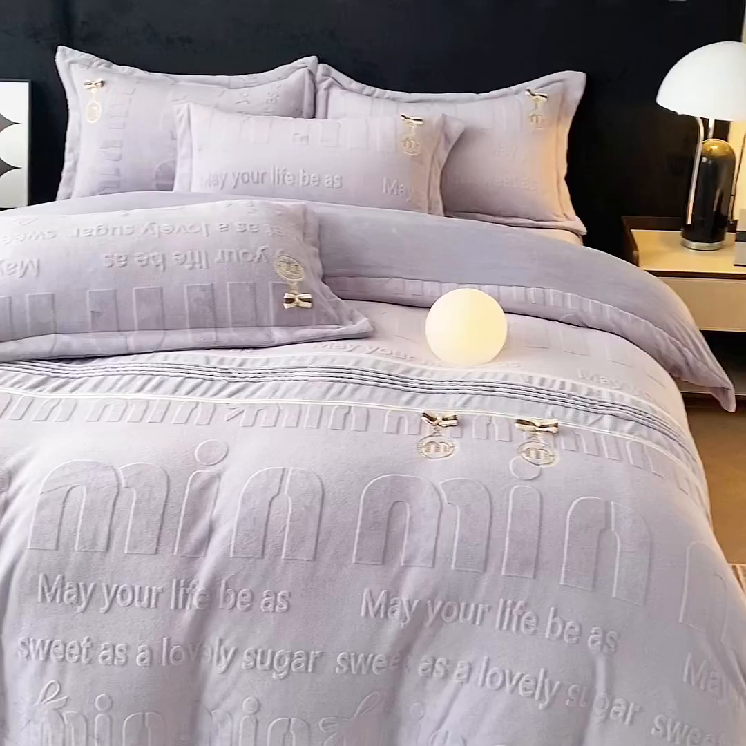 91家纺网 家纺一手货源 找家纺 梵克保罗 2025新款法式轻奢全消光牛奶绒雕花打裥刺绣贴布绣MIU四件套-缪斯（带包装） 缪斯-静谧紫