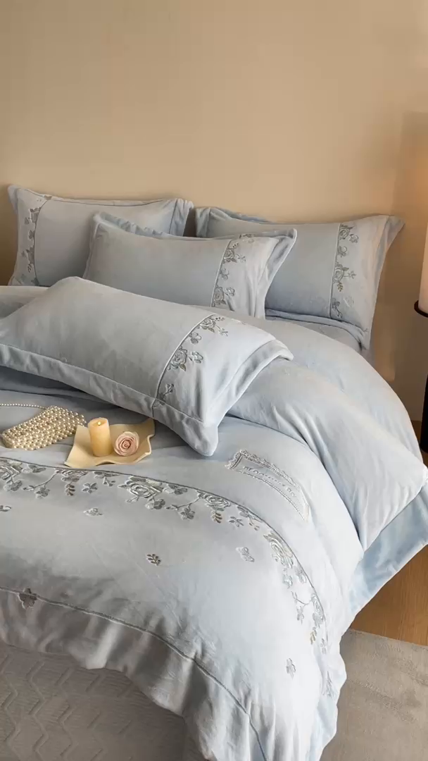 91家纺网 家纺一手货源 找家纺 新方向 2025年 全消光A类刺绣牛奶绒四件套-花意浓 花意浓-星月蓝