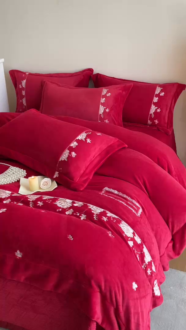 91家纺网 家纺一手货源 找家纺 新方向 2025年 全消光A类刺绣牛奶绒四件套-花意浓 花意浓-洋酒红