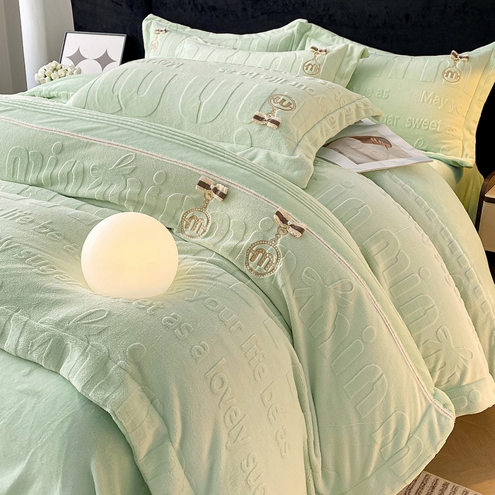 91家纺网 家纺一手货源 找家纺 梵克保罗 2025新款法式轻奢全消光牛奶绒雕花打裥刺绣贴布绣MIU四件套-缪斯（带包装） 缪斯-薄荷绿