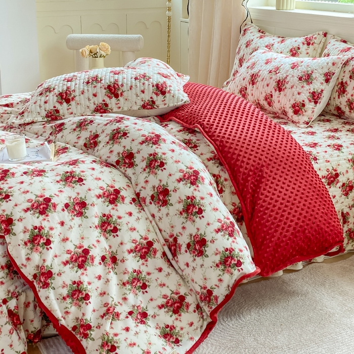 91家纺网 家纺一手货源 找家纺 梦可莱家居 2025秋冬新品豆豆绒床盖大花边四件套梨花落