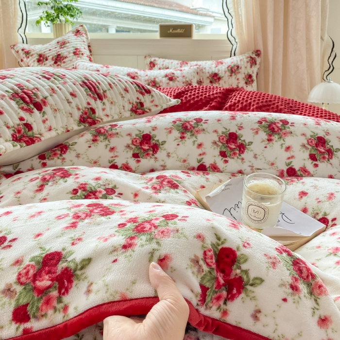 91家纺网 家纺一手货源 找家纺 梦可莱家居 2025秋冬新品豆豆绒床盖大花边四件套梨花落