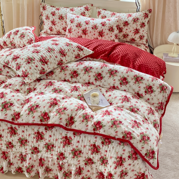 91家纺网 家纺一手货源 找家纺 梦可莱家居 2025秋冬新品豆豆绒床盖大花边四件套梨花落