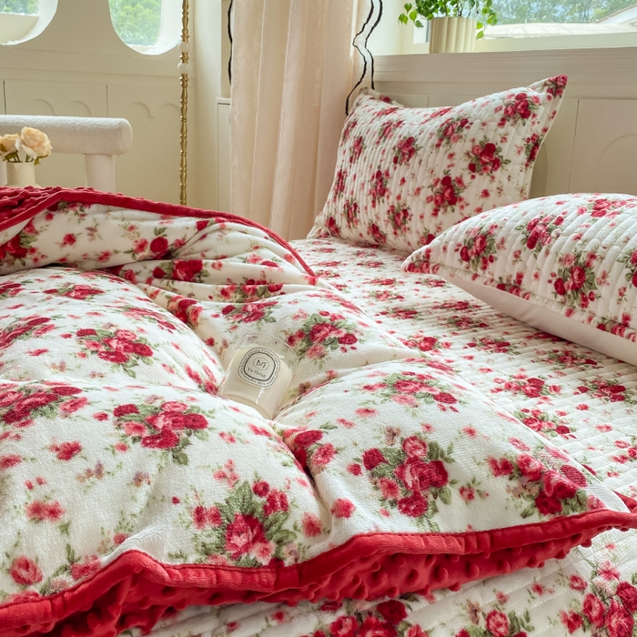 91家纺网 家纺一手货源 找家纺 梦可莱家居 2025秋冬新品豆豆绒床盖大花边四件套梨花落