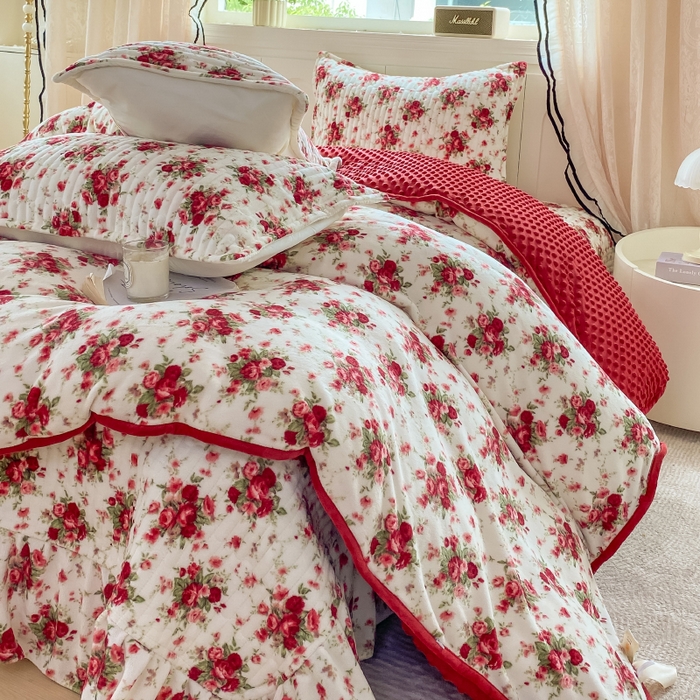 91家纺网 家纺一手货源 找家纺 梦可莱家居 2025秋冬新品豆豆绒床盖大花边四件套梨花落