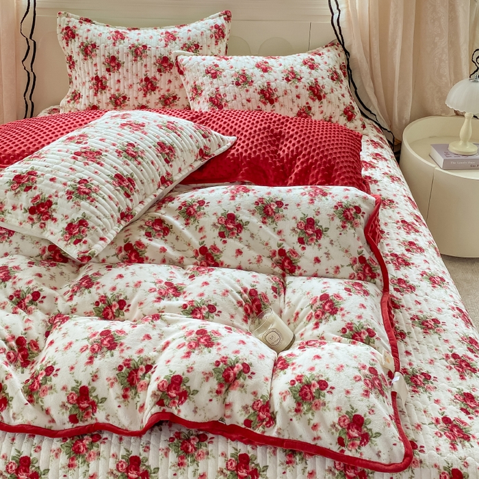 91家纺网 家纺一手货源 找家纺 梦可莱家居 2025秋冬新品豆豆绒床盖大花边四件套梨花落