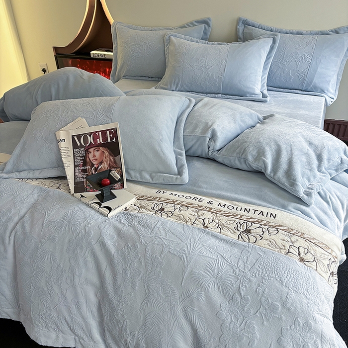 91家纺网 家纺一手货源 找家纺 梵克保罗 2025新款法式轻奢全消光牛奶绒雕花拼接刺绣四件套-丛林猎豹（含无纺布包装） 丛林猎豹-慕斯蓝