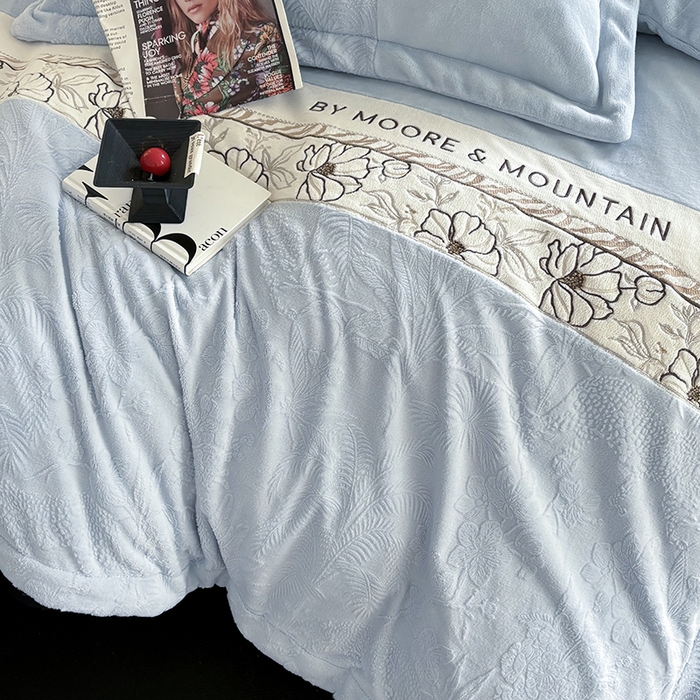 91家纺网 家纺一手货源 找家纺 梵克保罗 2025新款法式轻奢全消光牛奶绒雕花拼接刺绣四件套-丛林猎豹（含无纺布包装） 丛林猎豹-慕斯蓝