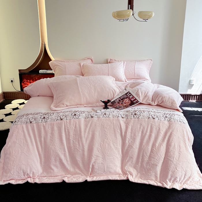 91家纺网 家纺一手货源 找家纺 梵克保罗 2025新款法式轻奢全消光牛奶绒雕花拼接刺绣四件套-丛林猎豹（含无纺布包装） 丛林猎豹-奶油粉