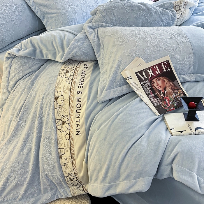 91家纺网 家纺一手货源 找家纺 梵克保罗 2025新款法式轻奢全消光牛奶绒雕花拼接刺绣四件套-丛林猎豹（含无纺布包装） 丛林猎豹-慕斯蓝