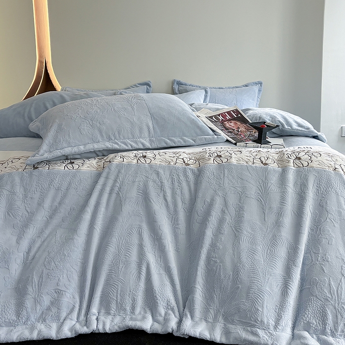 91家纺网 家纺一手货源 找家纺 梵克保罗 2025新款法式轻奢全消光牛奶绒雕花拼接刺绣四件套-丛林猎豹（含无纺布包装） 丛林猎豹-慕斯蓝