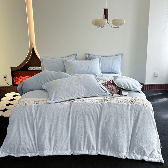 91家纺网 家纺一手货源 找家纺 梵克保罗 2025新款法式轻奢全消光牛奶绒雕花拼接刺绣四件套-丛林猎豹（含无纺布包装） 丛林猎豹-慕斯蓝