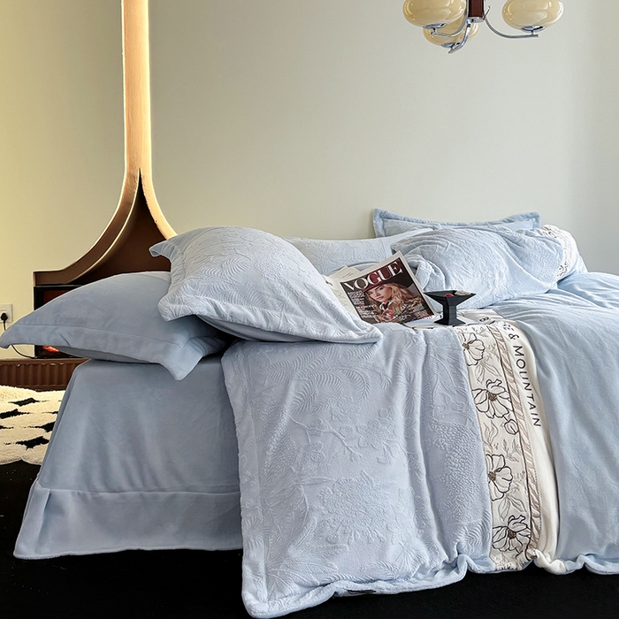 91家纺网 家纺一手货源 找家纺 梵克保罗 2025新款法式轻奢全消光牛奶绒雕花拼接刺绣四件套-丛林猎豹（含无纺布包装） 丛林猎豹-慕斯蓝