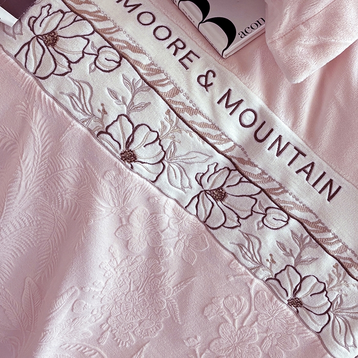 91家纺网 家纺一手货源 找家纺 梵克保罗 2025新款法式轻奢全消光牛奶绒雕花拼接刺绣四件套-丛林猎豹（含无纺布包装） 丛林猎豹-奶油粉