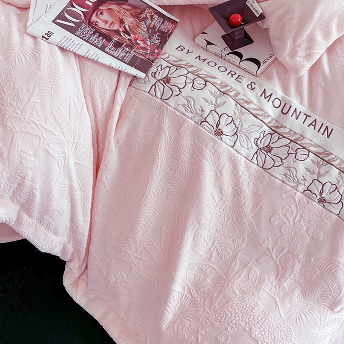 91家纺网 家纺一手货源 找家纺 梵克保罗 2025新款法式轻奢全消光牛奶绒雕花拼接刺绣四件套-丛林猎豹（含无纺布包装） 丛林猎豹-奶油粉