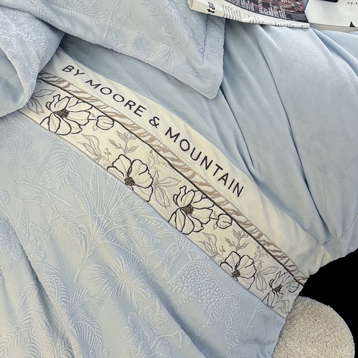 91家纺网 家纺一手货源 找家纺 梵克保罗 2025新款法式轻奢全消光牛奶绒雕花拼接刺绣四件套-丛林猎豹（含无纺布包装） 丛林猎豹-慕斯蓝