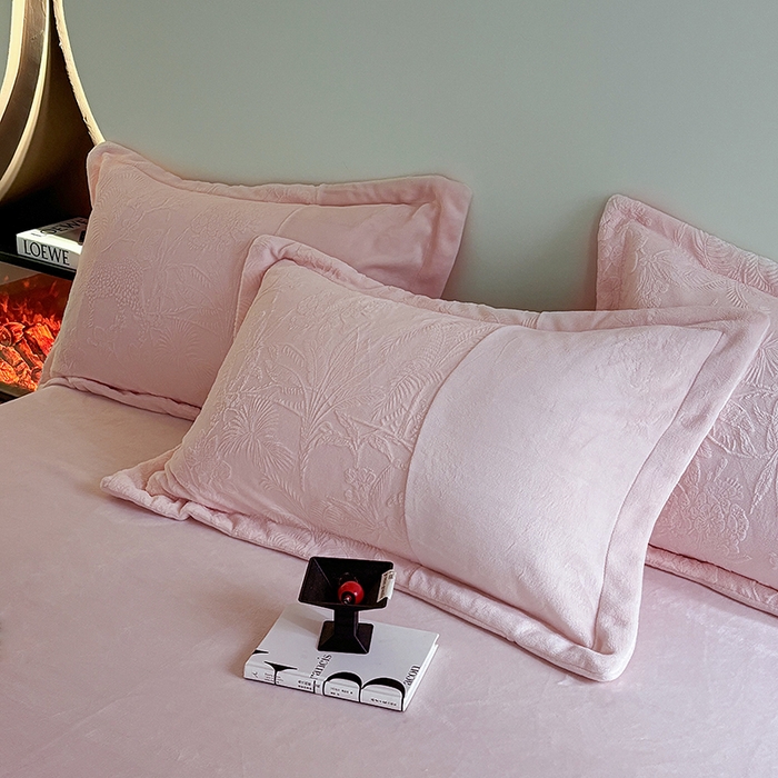 91家纺网 家纺一手货源 找家纺 梵克保罗 2025新款法式轻奢全消光牛奶绒雕花拼接刺绣四件套-丛林猎豹（含无纺布包装） 丛林猎豹-奶油粉