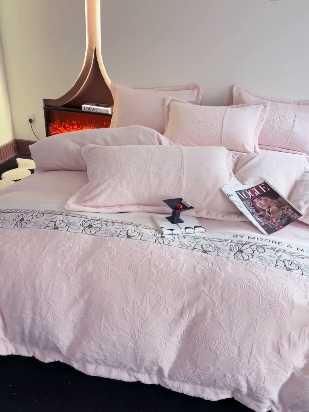 91家纺网 家纺一手货源 找家纺 梵克保罗 2025新款法式轻奢全消光牛奶绒雕花拼接刺绣四件套-丛林猎豹（含无纺布包装） 丛林猎豹-奶油粉