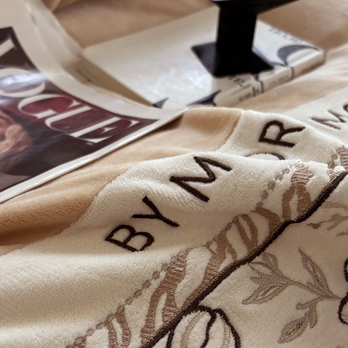 91家纺网 家纺一手货源 找家纺 梵克保罗 2025新款法式轻奢全消光牛奶绒雕花拼接刺绣四件套-丛林猎豹（含无纺布包装） 丛林猎豹-摩卡棕