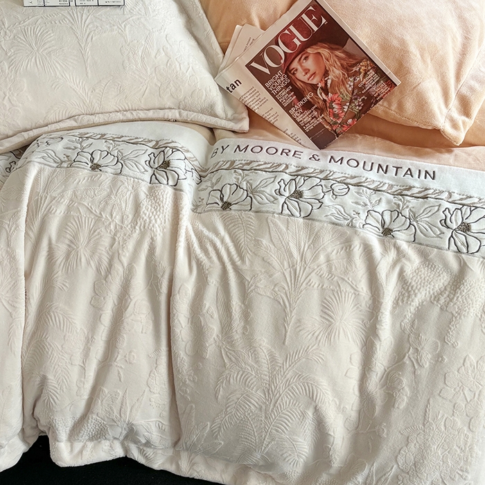 91家纺网 家纺一手货源 找家纺 梵克保罗 2025新款法式轻奢全消光牛奶绒雕花拼接刺绣四件套-丛林猎豹（含无纺布包装） 丛林猎豹-摩卡棕