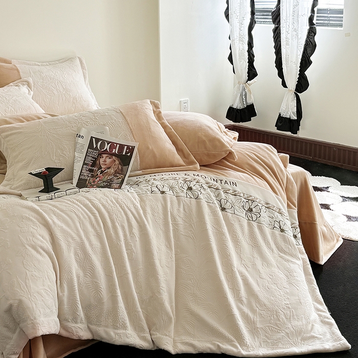 91家纺网 家纺一手货源 找家纺 梵克保罗 2025新款法式轻奢全消光牛奶绒雕花拼接刺绣四件套-丛林猎豹（含无纺布包装） 丛林猎豹-摩卡棕