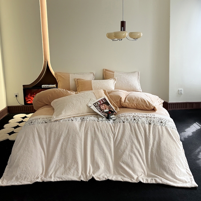 91家纺网 家纺一手货源 找家纺 梵克保罗 2025新款法式轻奢全消光牛奶绒雕花拼接刺绣四件套-丛林猎豹（含无纺布包装） 丛林猎豹-摩卡棕