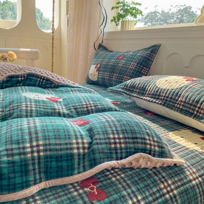 91家纺网 家纺一手货源 找家纺 梦可莱家居 2025秋冬新品豆豆绒床盖大花边四件套猫野