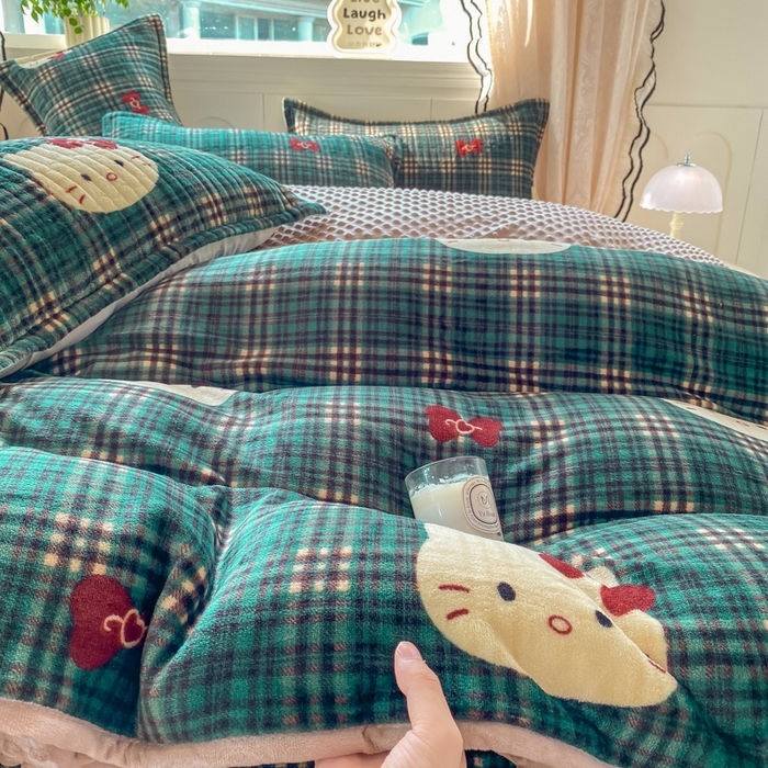 91家纺网 家纺一手货源 找家纺 梦可莱家居 2025秋冬新品豆豆绒床盖大花边四件套猫野