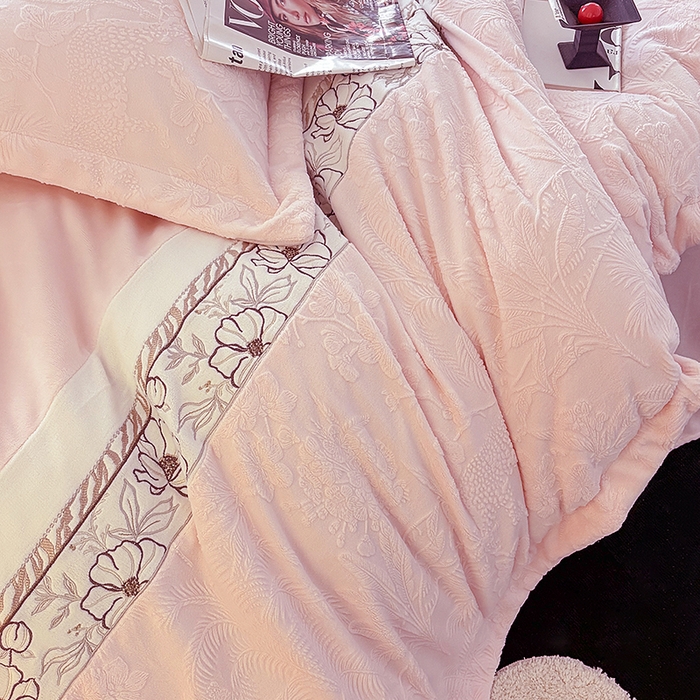 91家纺网 家纺一手货源 找家纺 梵克保罗 2025新款法式轻奢全消光牛奶绒雕花拼接刺绣四件套-丛林猎豹（含无纺布包装） 丛林猎豹-奶油粉