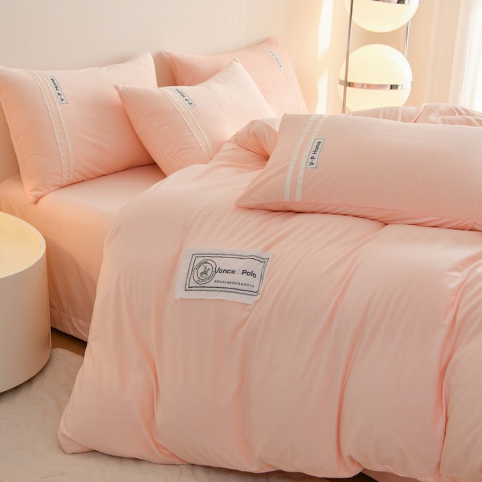 91家纺网 家纺一手货源 找家纺 梵克保罗 2025秋冬新品工艺款刺绣手工DIY婴儿绒四件套 梵克-浅玉