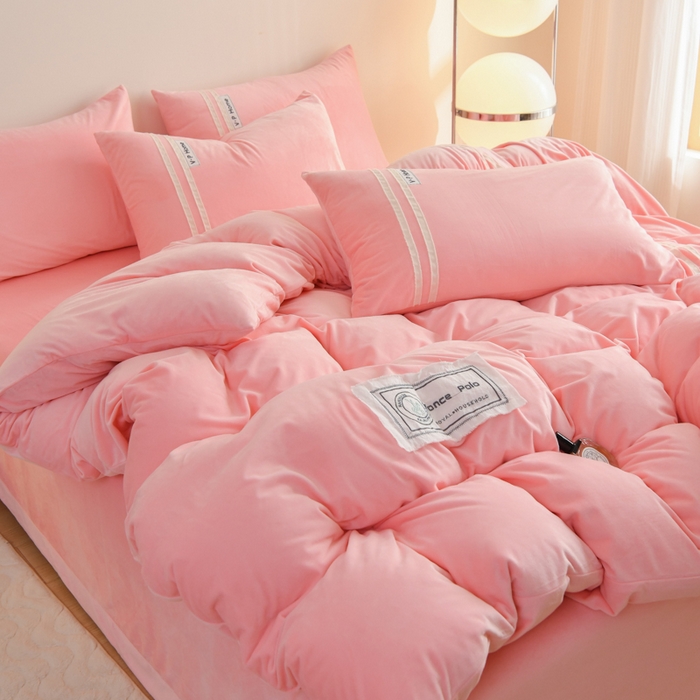 91家纺网 家纺一手货源 找家纺 （总）梵克保罗 2025秋冬新品工艺款刺绣手工DIY婴儿绒四件套