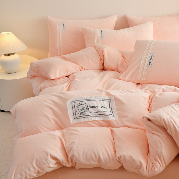 91家纺网 家纺一手货源 找家纺 梵克保罗 2025秋冬新品工艺款刺绣手工DIY婴儿绒四件套 梵克-浅玉