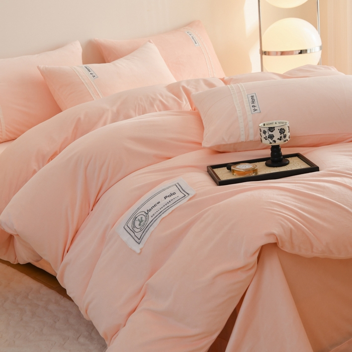 91家纺网 家纺一手货源 找家纺 梵克保罗 2025秋冬新品工艺款刺绣手工DIY婴儿绒四件套 梵克-浅玉