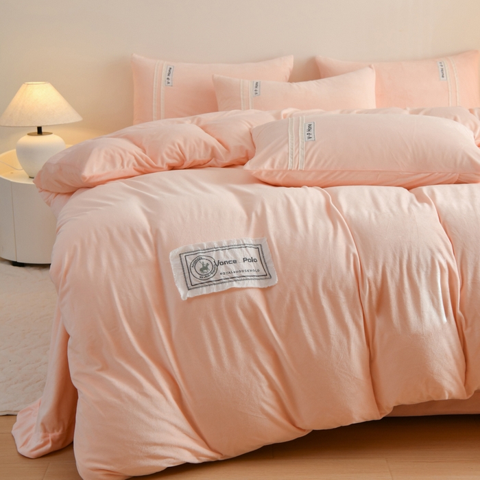 91家纺网 家纺一手货源 找家纺 梵克保罗 2025秋冬新品工艺款刺绣手工DIY婴儿绒四件套 梵克-浅玉