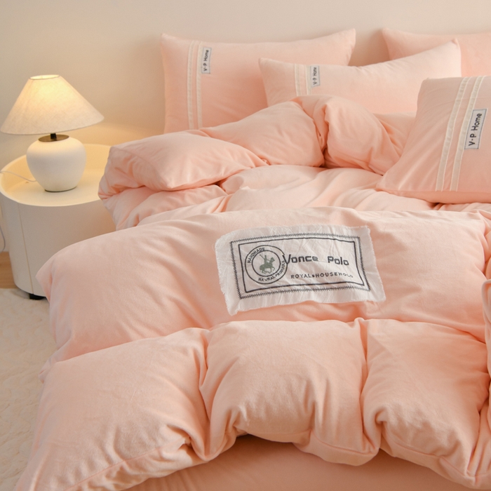 91家纺网 家纺一手货源 找家纺 梵克保罗 2025秋冬新品工艺款刺绣手工DIY婴儿绒四件套 梵克-浅玉