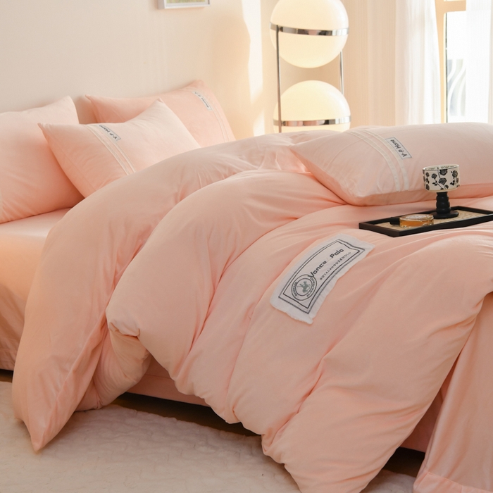 91家纺网 家纺一手货源 找家纺 梵克保罗 2025秋冬新品工艺款刺绣手工DIY婴儿绒四件套 梵克-浅玉